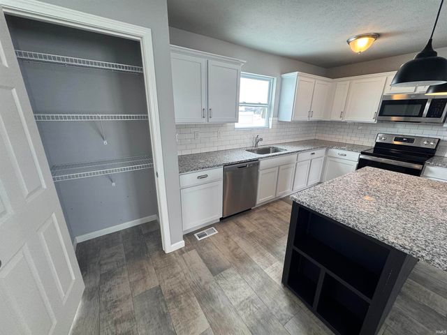 805 N Breezewood Drive, Lakeville, IN 46536