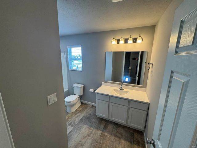 805 N Breezewood Drive, Lakeville, IN 46536