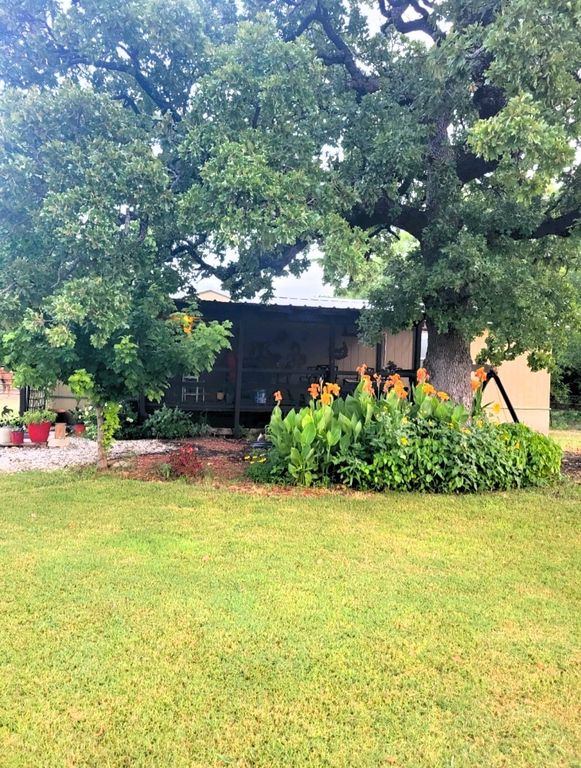 633 E Juarez Avenue, De Leon, TX 76444