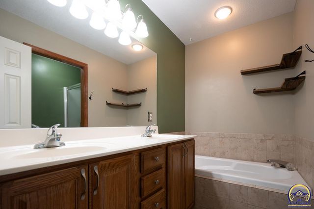 1022 SW Morna DR, Topeka, KS 66604