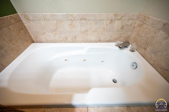 1022 SW Morna DR, Topeka, KS 66604