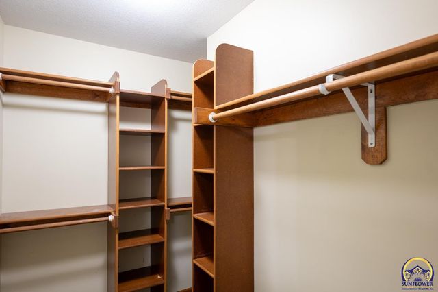 1022 SW Morna DR, Topeka, KS 66604