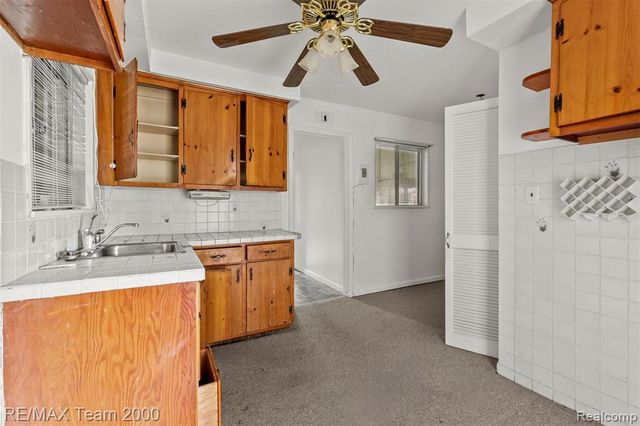 90 Lorberta Lane, Waterford, MI 48328