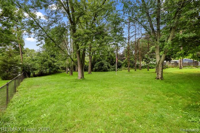 90 Lorberta Lane, Waterford, MI 48328