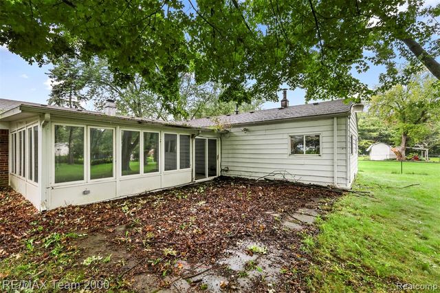 90 Lorberta Lane, Waterford, MI 48328