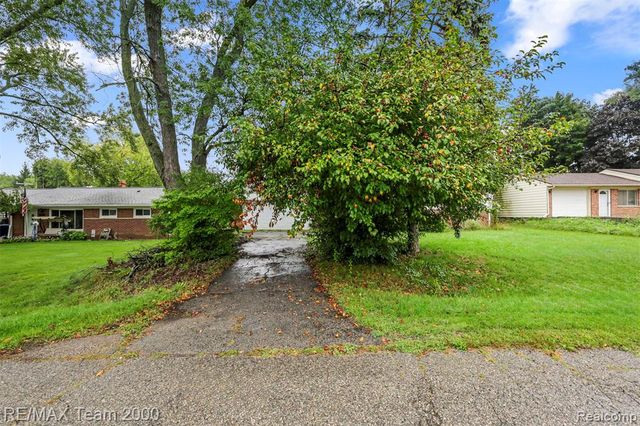90 Lorberta Lane, Waterford, MI 48328