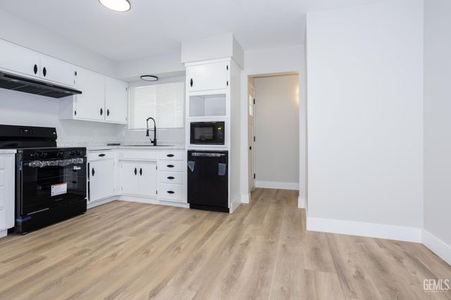 908 San Vicente Drive, Bakersfield, CA 93307