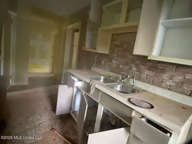 2006 Alta Woods Boulevard, Jackson, MS 39204