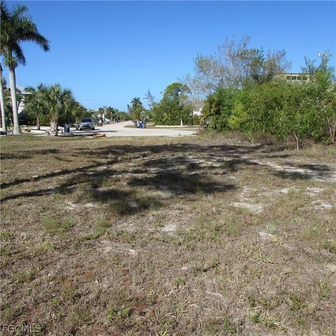 7758 Breakwater CT, Bokeelia, FL 33922