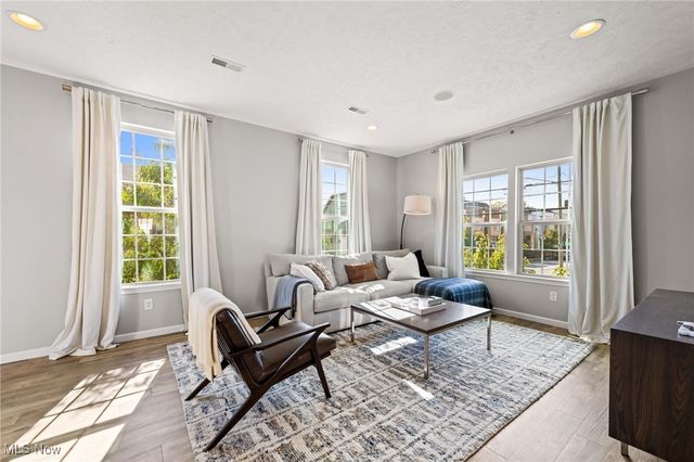 12122 Detroit Avenue, Lakewood, OH 44107