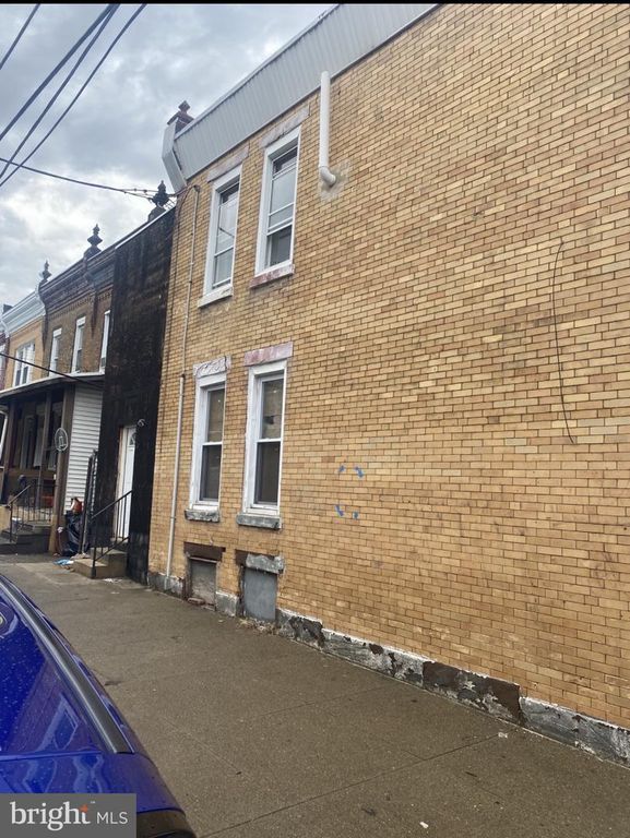 Image 3 of property listing at 630 W MAYFIELD ST, Philadelphia, PA 19133