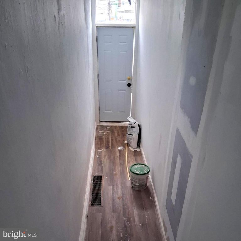 Image 4 of property listing at 630 W MAYFIELD ST, Philadelphia, PA 19133