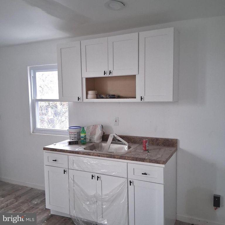 Image 6 of property listing at 630 W MAYFIELD ST, Philadelphia, PA 19133