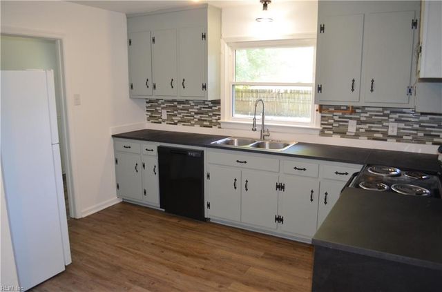 2 Sue CIR, Newport News, VA 23605