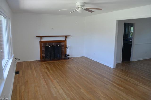2 Sue CIR, Newport News, VA 23605