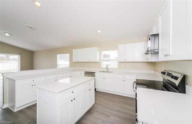 302 SE 18th TER, Cape Coral, FL 33990