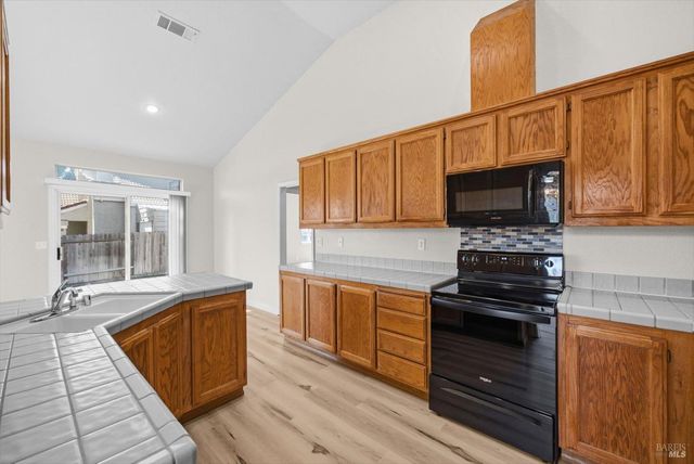 212 Laurelwood Way, Vacaville, CA 95687