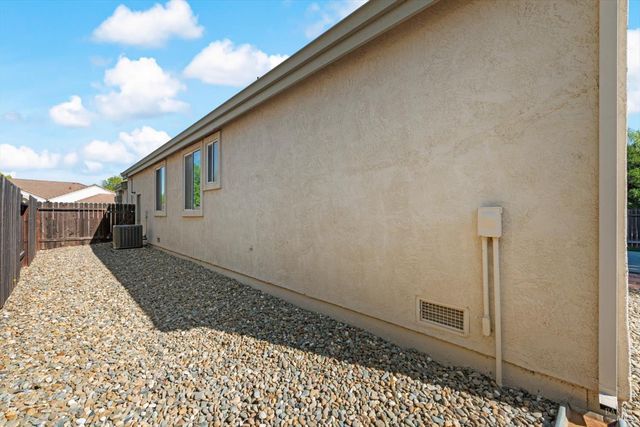 212 Laurelwood Way, Vacaville, CA 95687