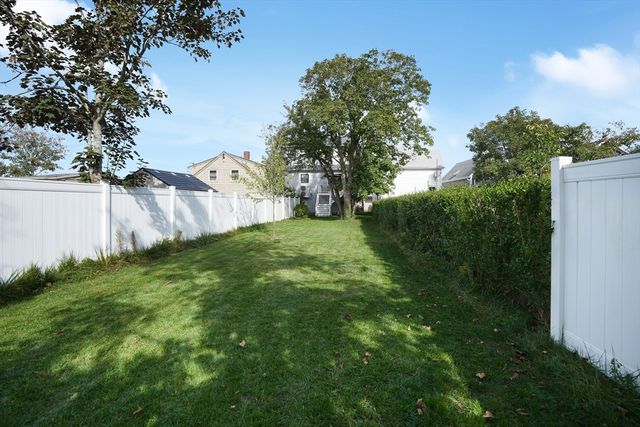 33 Lagoon Pond Road, Tisbury, MA 02568