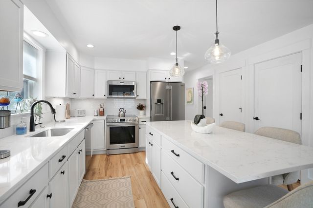 33 Lagoon Pond Road, Tisbury, MA 02568