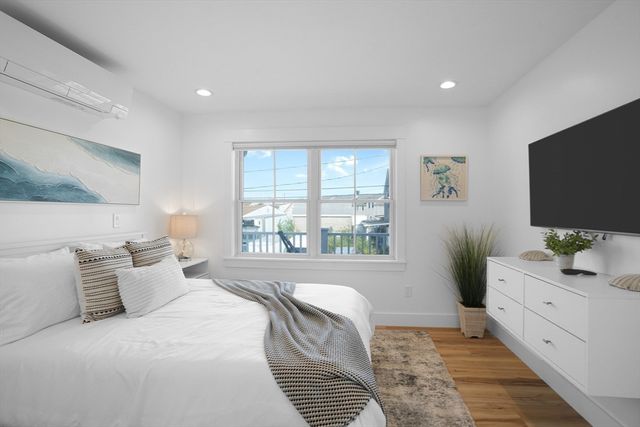 33 Lagoon Pond Road, Tisbury, MA 02568