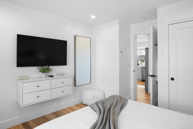 33 Lagoon Pond Road, Tisbury, MA 02568