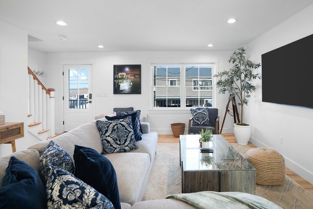 33 Lagoon Pond Road, Tisbury, MA 02568