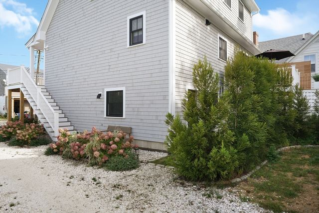 33 Lagoon Pond Road, Tisbury, MA 02568