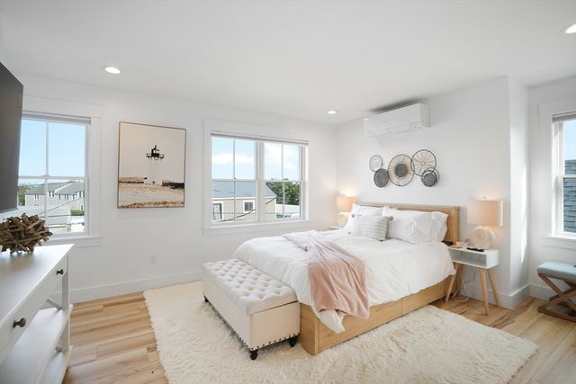 33 Lagoon Pond Road, Tisbury, MA 02568