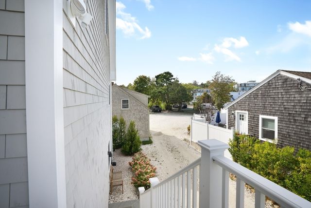 33 Lagoon Pond Road, Tisbury, MA 02568