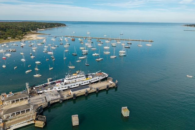 33 Lagoon Pond Road, Tisbury, MA 02568