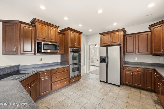 7700 Bella Woods Ct, Louisville, KY 40214