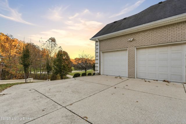 7700 Bella Woods Ct, Louisville, KY 40214