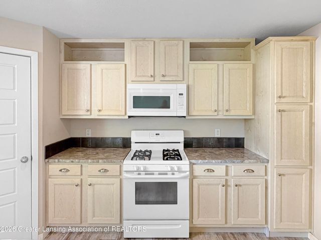 2105 Burton Avenue, Holt, MI 48842