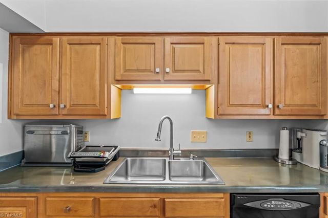 10 Manor Ridge Court, Greensboro, NC 27407