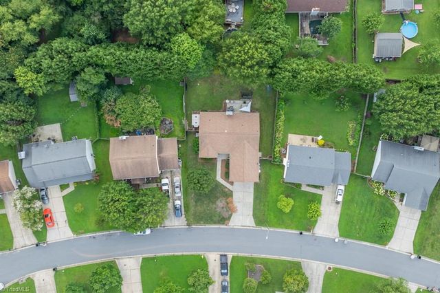 10 Manor Ridge Court, Greensboro, NC 27407