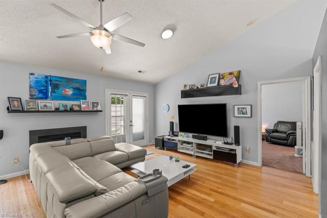 10 Manor Ridge Court, Greensboro, NC 27407