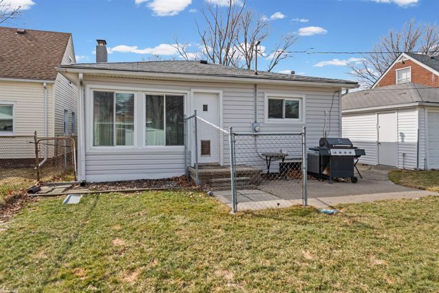 25208 Comfort Street, Center Line, MI 48015