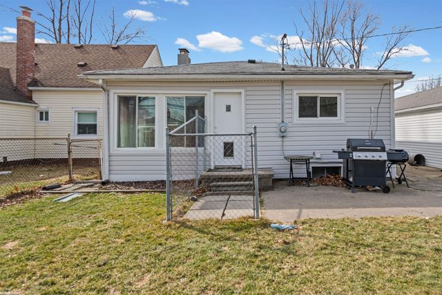 25208 Comfort Street, Center Line, MI 48015