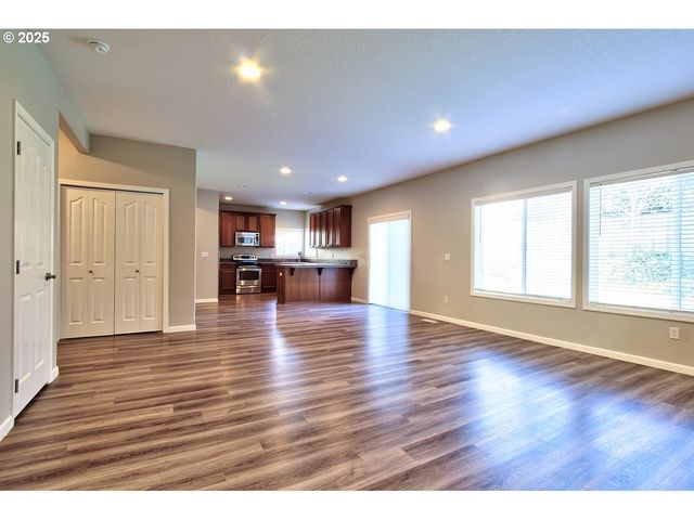 300 Sw MT MAZAMA St, Mc Minnville, OR 97128