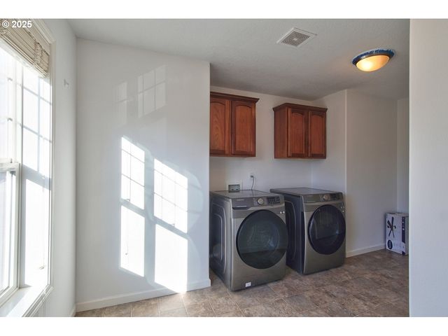 300 Sw MT MAZAMA St, Mc Minnville, OR 97128