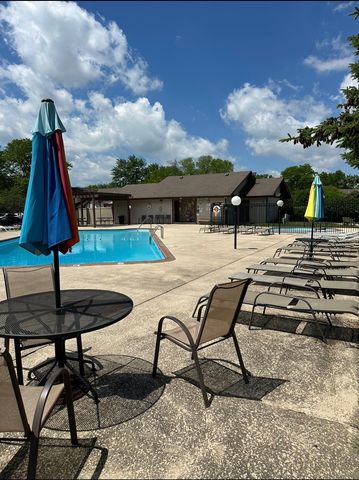 1264 WILLIAMSBURG Drive D1, Schaumburg, IL 60193