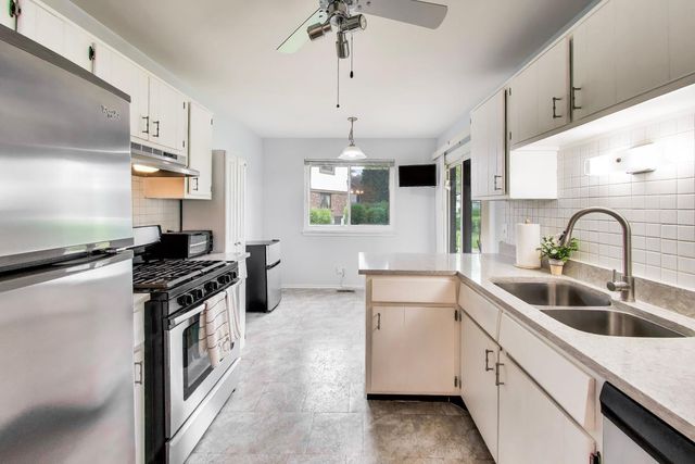 1264 WILLIAMSBURG Drive D1, Schaumburg, IL 60193