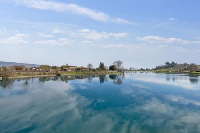 1450 Lakeview Court, San Martin, CA 95046