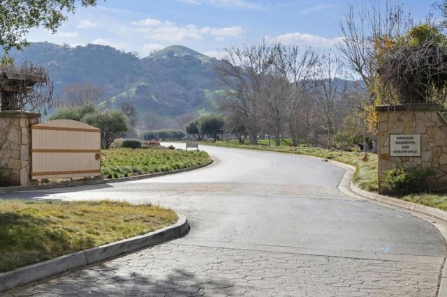 1450 Lakeview Court, San Martin, CA 95046