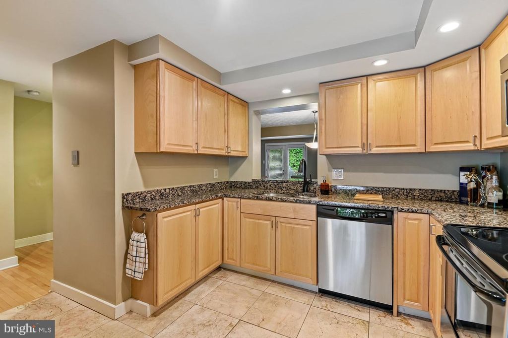 Image 8 of property listing at 553 BAY DALE CT, Arnold, MD 21012