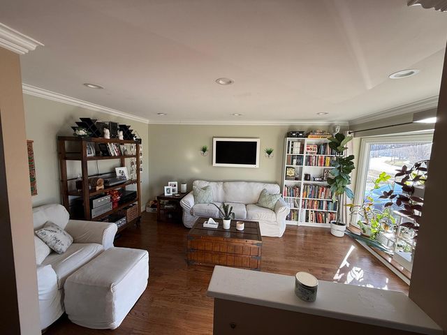 15 Wildwood Road, Elk Grove Village, IL 60007