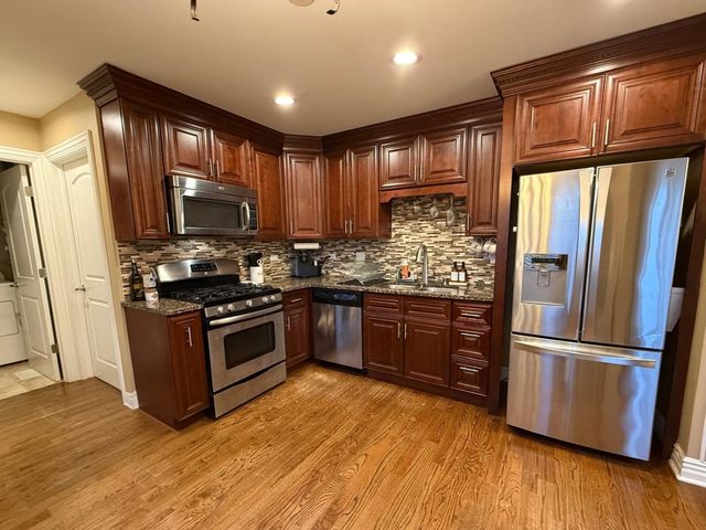 15 Wildwood Road, Elk Grove Village, IL 60007