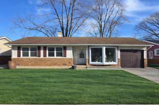15 Wildwood Road, Elk Grove Village, IL 60007