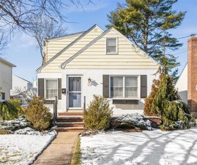 191 Euston Road S, Garden City South, NY 11530